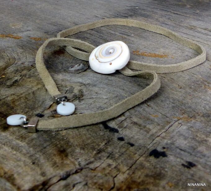 N4330terf_Collier_lacet_daim_coquillage