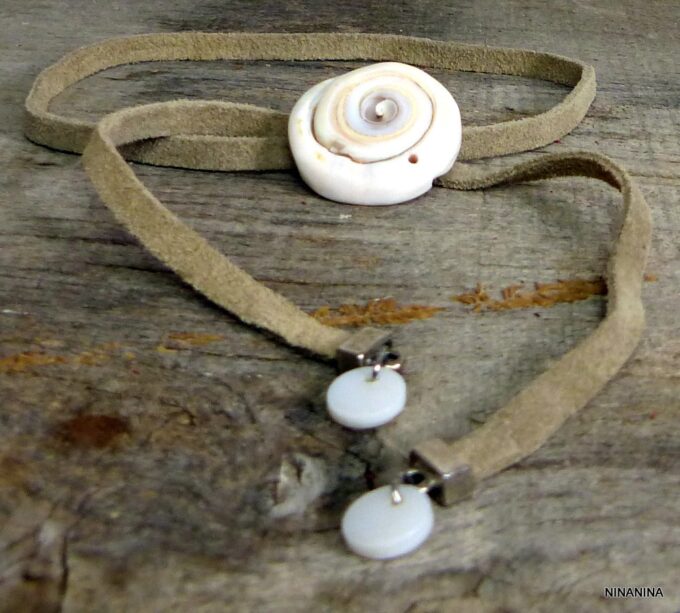 N4330terj_Collier_lacet_daim_coquillage