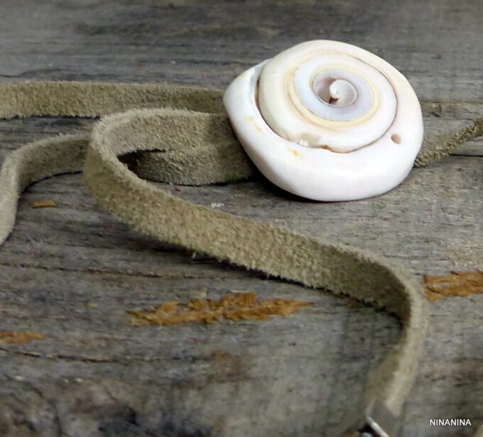 N4330terl_Collier_lacet_daim_coquillage