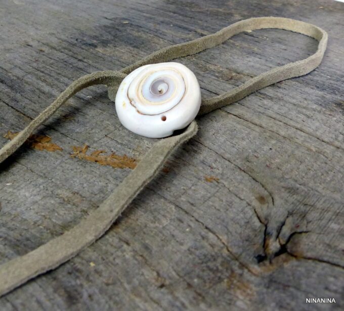 N4330tern_Collier_lacet_daim_coquillage