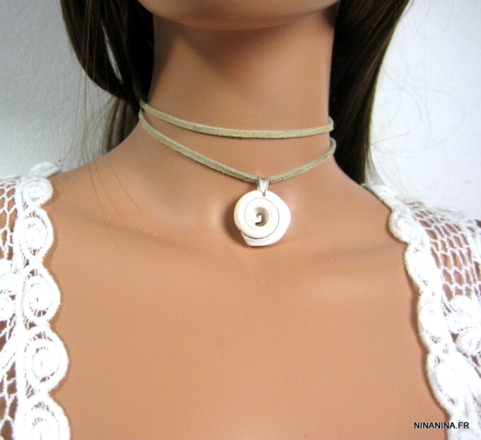 N4350a_collier_cordon_daim_et_coquillage_escargot_blanc-1