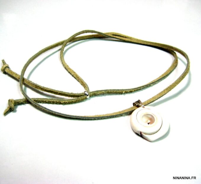 N4350b_collier_cordon_daim_et_coquillage_escargot_blanc-1