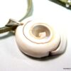 N4350c_collier_cordon_daim_et_coquillage_escargot_blanc-1