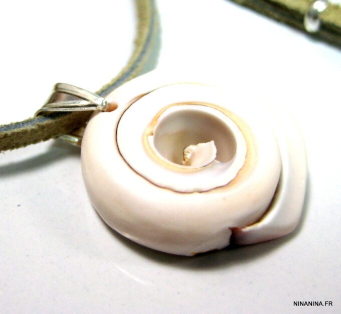N4350c_collier_cordon_daim_et_coquillage_escargot_blanc-1