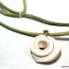 N4350e_collier_cordon_daim_et_coquillage_escargot_blanc-1