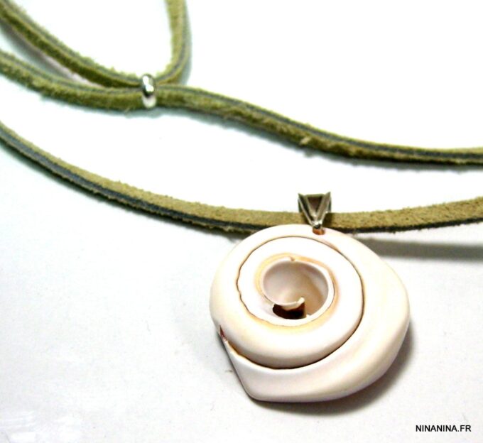 N4350e_collier_cordon_daim_et_coquillage_escargot_blanc-1