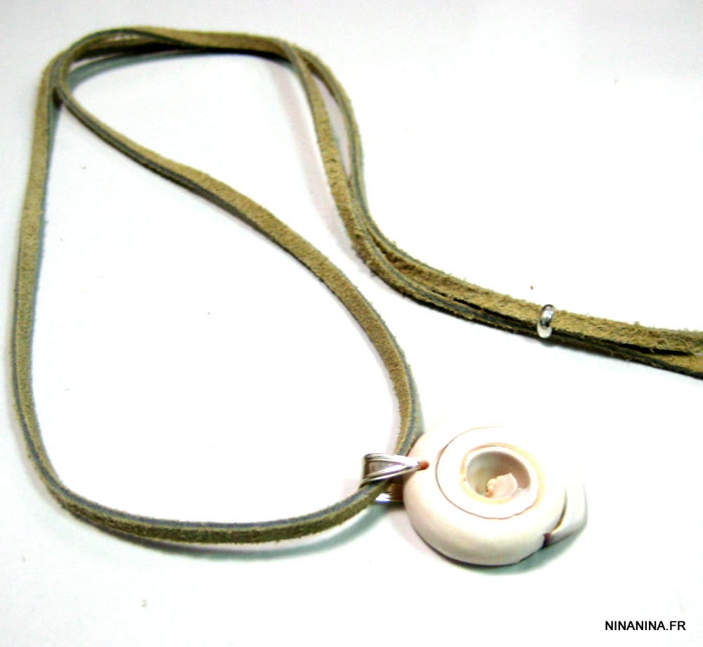 Collier coquillage femme artisanal sur cordon cuir réglable – Image 4