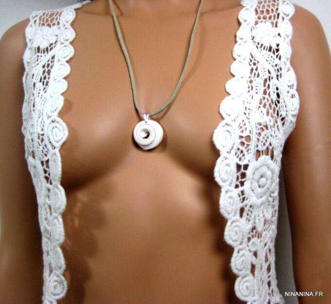 N4350j_collier_cordon_daim_et_coquillage_escargot_blanc-1