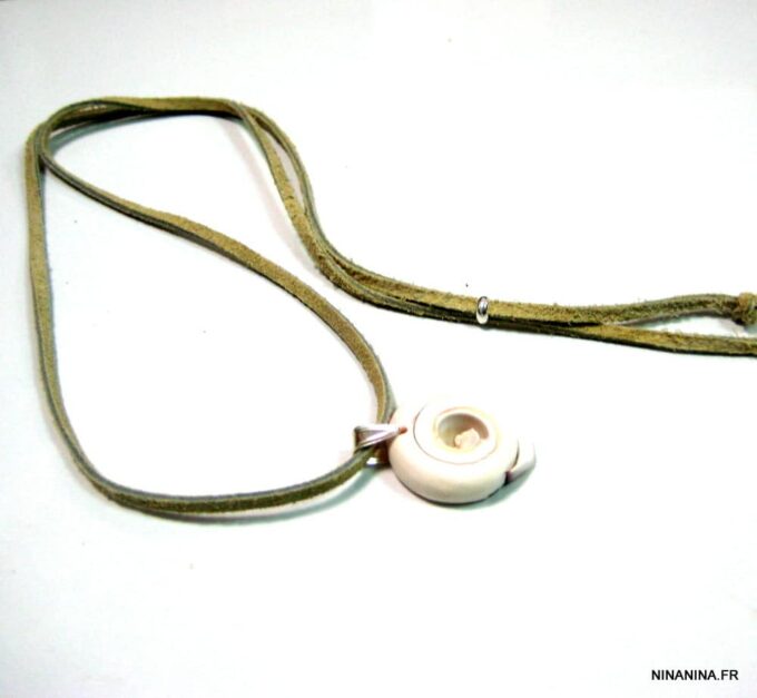 N4350n_collier_cordon_daim_et_coquillage_escargot_blanc-1