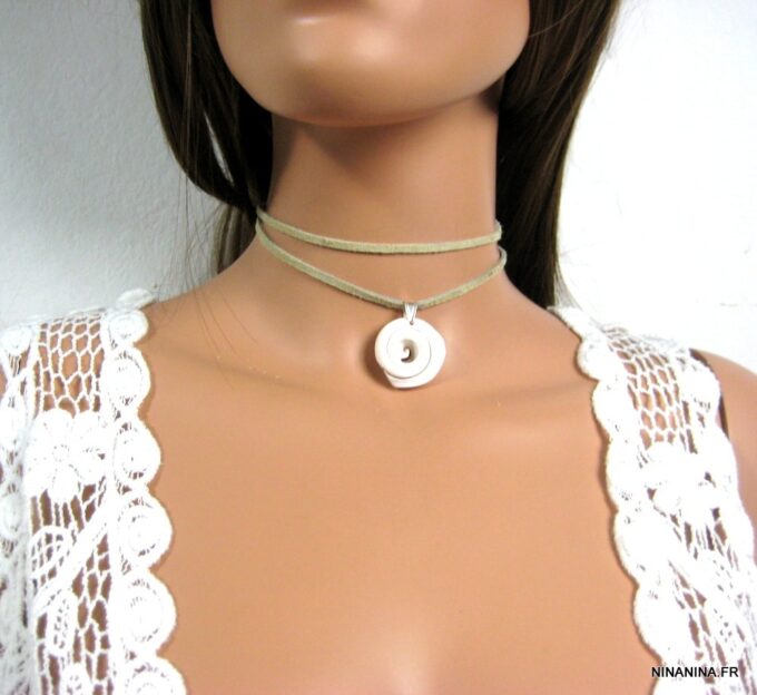 N4350o_collier_cordon_daim_et_coquillage_escargot_blanc-1