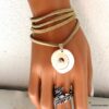N4351a_Bracelet_wrap_lacet_daim_coquillage_-_Bijoux_Bracelets_en_ligne_Ninanina