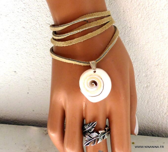 N4351a_Bracelet_wrap_lacet_daim_coquillage_-_Bijoux_Bracelets_en_ligne_Ninanina