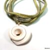 N4351a_bracelet_wrap_cordon_daim_et_coquillage_escargot_blanc