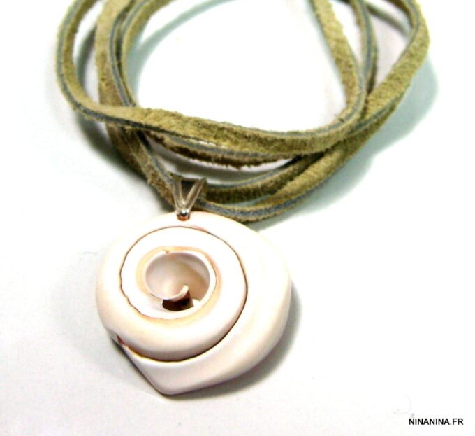 N4351a_bracelet_wrap_cordon_daim_et_coquillage_escargot_blanc