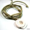 N4351c_bracelet_wrap_cordon_daim_et_coquillage_escargot_blanc