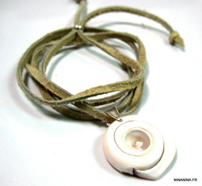 N4351c_bracelet_wrap_cordon_daim_et_coquillage_escargot_blanc