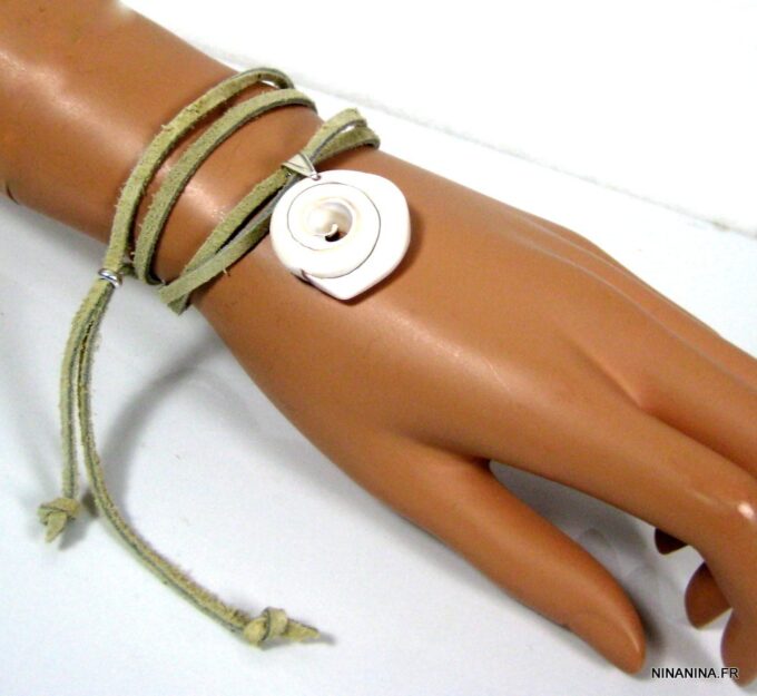 N4351d_bracelet_wrap_cordon_daim_et_coquillage_escargot_blanc