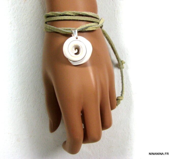 N4351e_bracelet_wrap_cordon_daim_et_coquillage_escargot_blanc