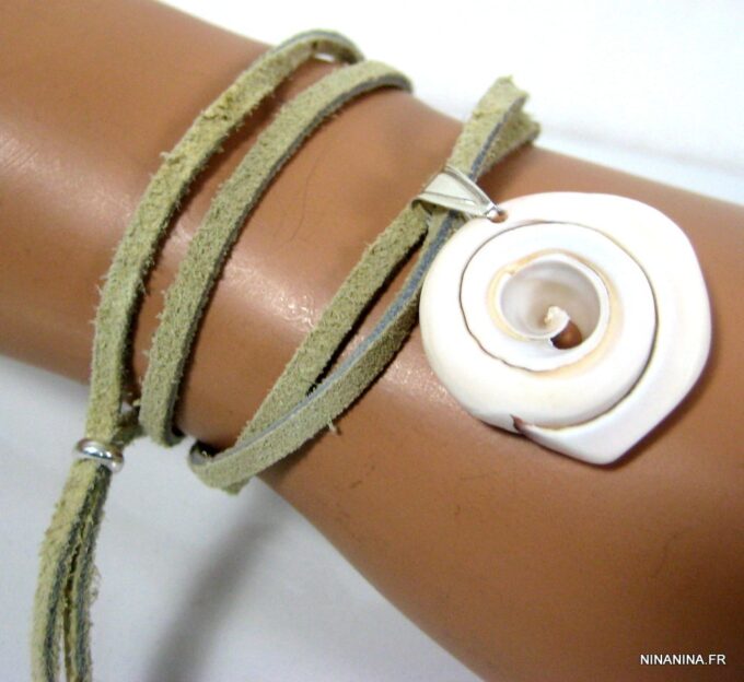 N4351f_bracelet_wrap_cordon_daim_et_coquillage_escargot_blanc