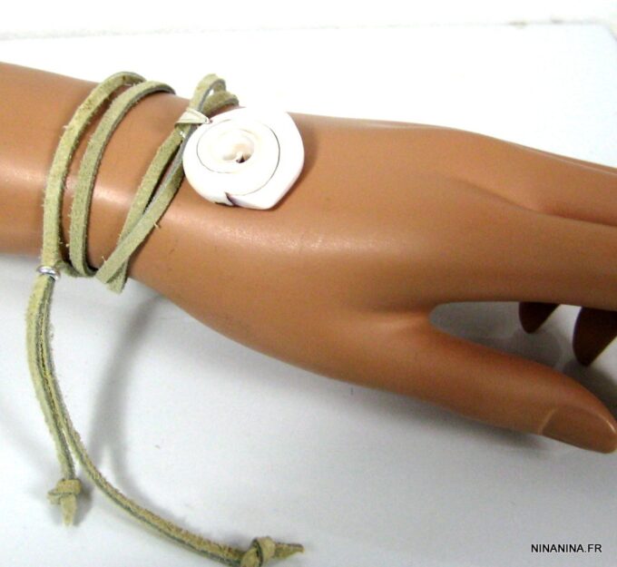 N4351g_bracelet_wrap_cordon_daim_et_coquillage_escargot_blanc