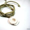 N4351h_bracelet_wrap_cordon_daim_et_coquillage_escargot_blanc
