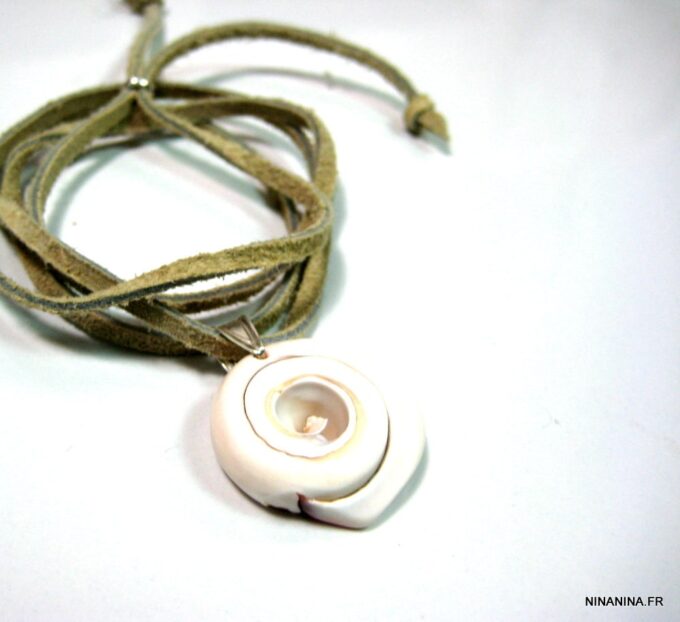 N4351h_bracelet_wrap_cordon_daim_et_coquillage_escargot_blanc