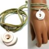 N4351i_bracelet_wrap_cordon_daim_et_coquillage_escargot_blanc