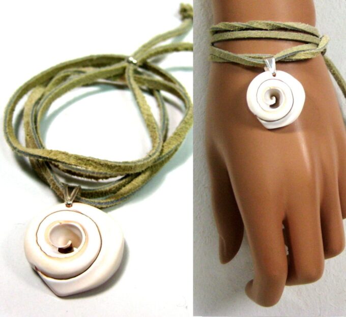 N4351i_bracelet_wrap_cordon_daim_et_coquillage_escargot_blanc