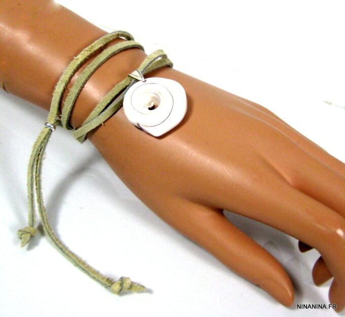 N4351j_bracelet_wrap_cordon_daim_et_coquillage_escargot_blanc