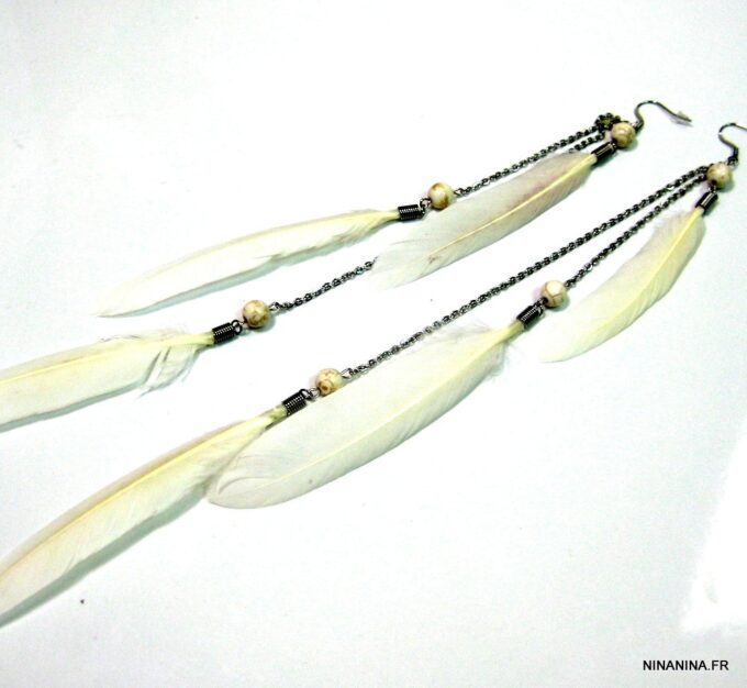 N4389b_boucles_doreilles_longues_plumes_blanches