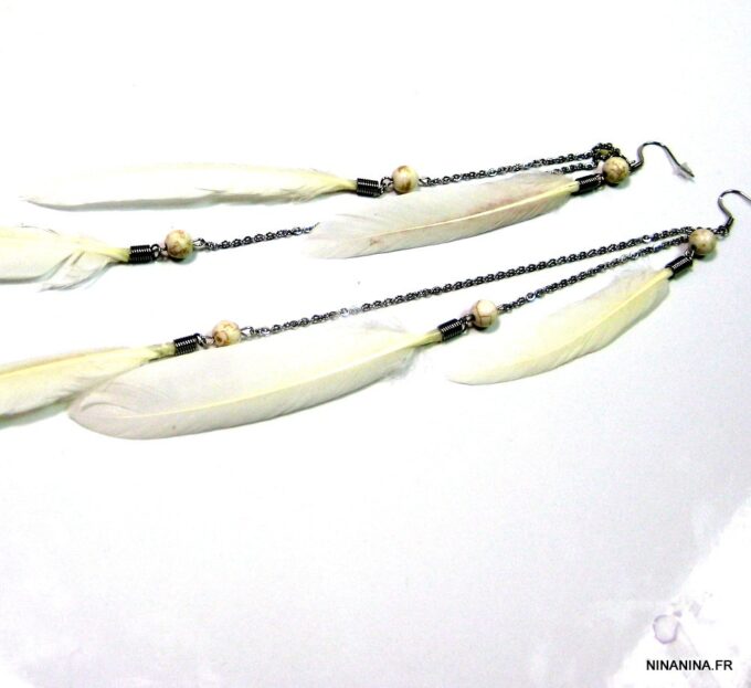 N4389f_boucles_doreilles_longues_plumes_blanches