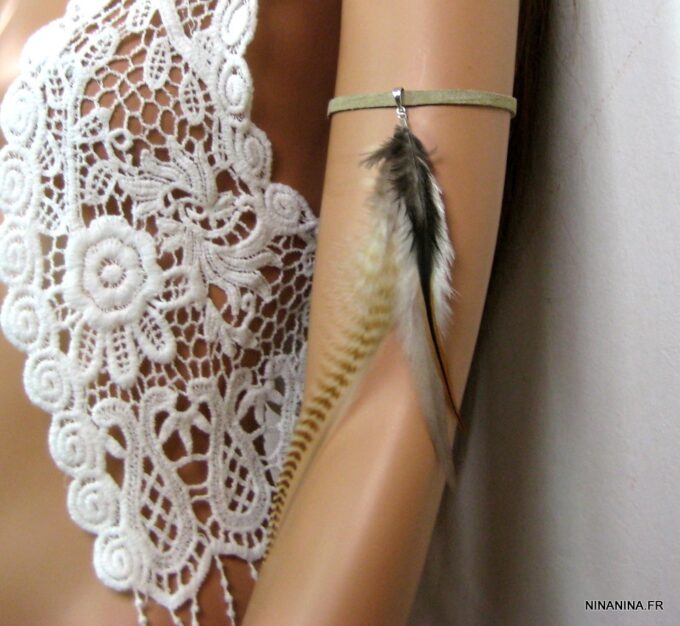 N4461g_bracelet_de_biceps_daim_et_longues_plumes-1
