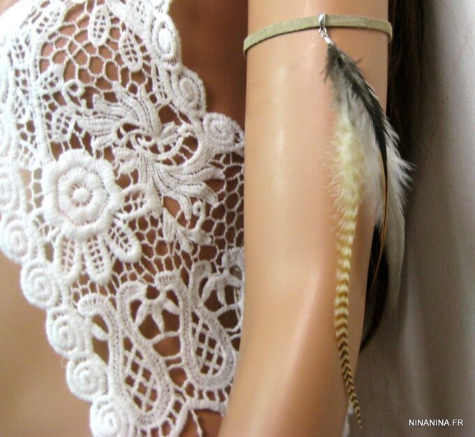 N4461i_bracelet_de_biceps_daim_et_longues_plumes-1