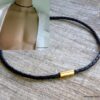 N4503_Collier_homme_cuir_tresse_noir_fermoir_aimante_acier_inoxydable_dore_NINANINA