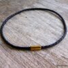 N4503b_Collier_homme_cuir_tresse_noir_fermoir_aimante_acier_inoxydable_dore_NINANINA