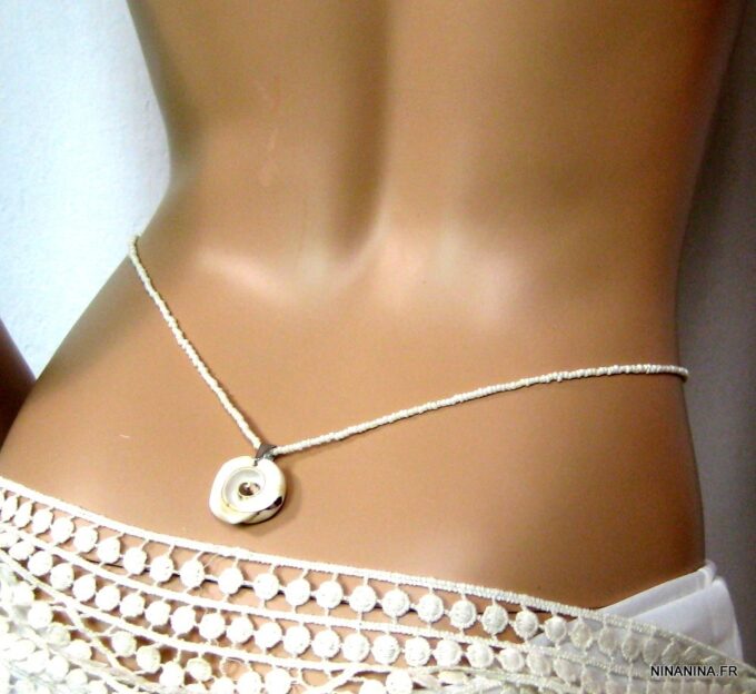 N4574g_chaine_de_taille_rocailles_blanches_et_coquillage