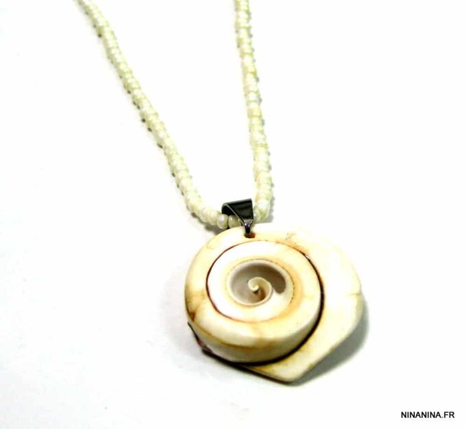 N4574h_chaine_de_taille_rocailles_blanches_et_coquillage