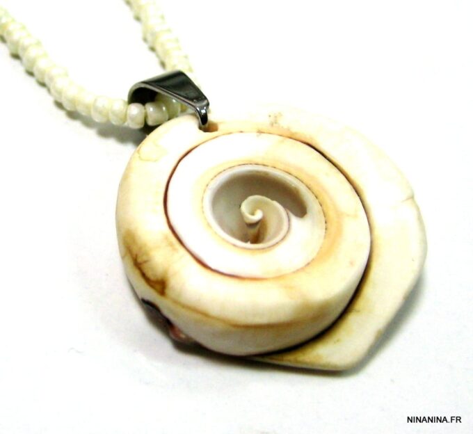 N4574k_chaine_de_taille_rocailles_blanches_et_coquillage