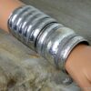 N4586bisb_Bracelet_manchette_large_artisanal_tribal_metal_argente