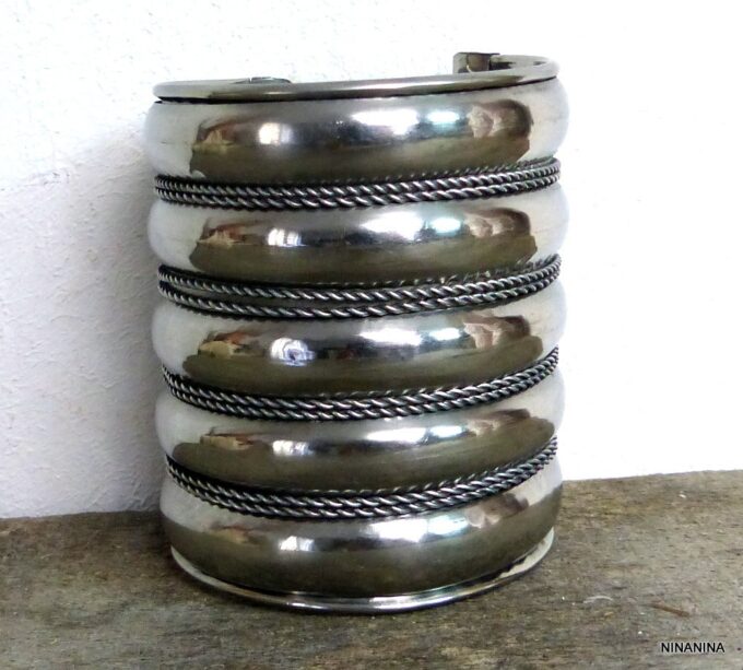N4586bism_Bracelet_manchette_large_artisanal_tribal_metal_argente