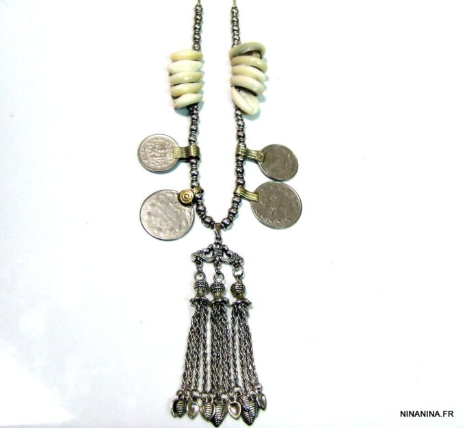 N4592a_collier_ethnique_pieces_et_coquillage_metal_argent