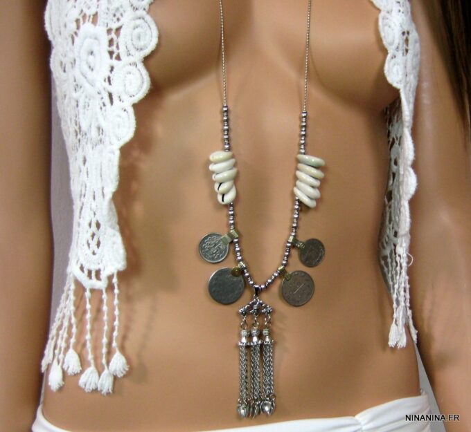 N4592d_collier_ethnique_pieces_et_coquillage_metal_argent