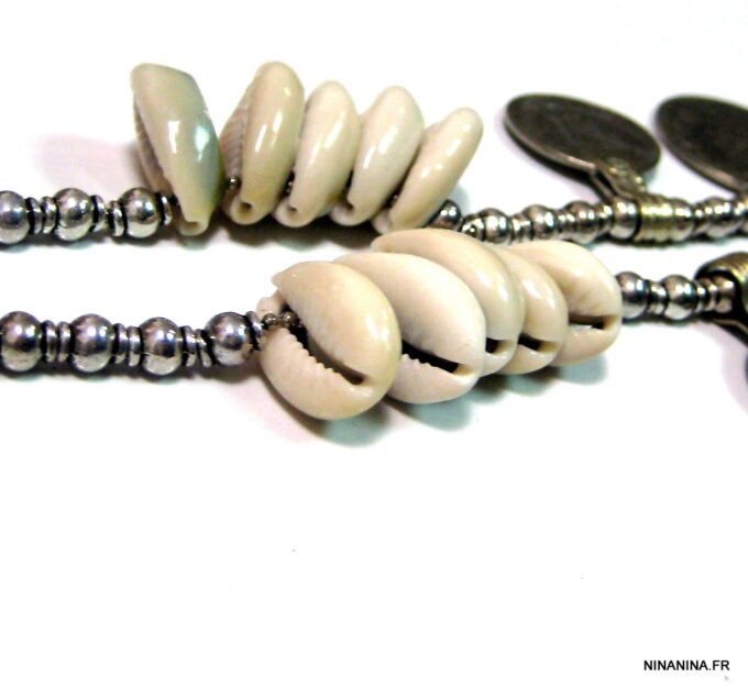 N4592l_collier_ethnique_pieces_et_coquillage_metal_argent