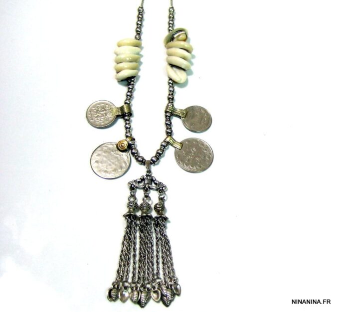 N4592t_collier_ethnique_pieces_et_coquillage_metal_argent