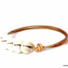 N4607a_Bracelet_de_cheville_cordon_femme_cuir_coquillages_cauri_blancs-1