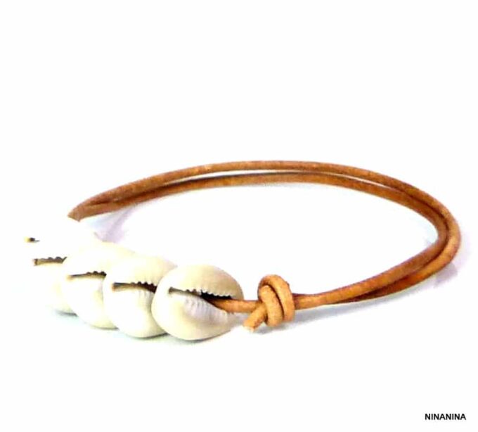 N4607a_Bracelet_de_cheville_cordon_femme_cuir_coquillages_cauri_blancs-1