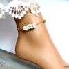 N4607c_Bracelet_de_cheville_cordon_femme_cuir_coquillages_cauri_blancs-1