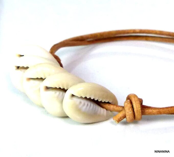 N4607d_Bracelet_de_cheville_cordon_femme_cuir_coquillages_cauri_blancs-1