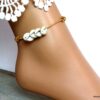 N4607e_Bracelet_de_cheville_cordon_femme_cuir_coquillages_cauri_blancs-1