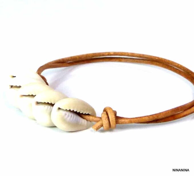 N4607f_Bracelet_de_cheville_cordon_femme_cuir_coquillages_cauri_blancs-1